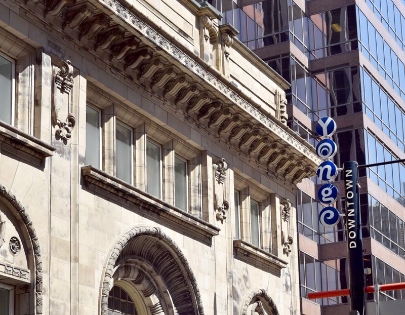 Yonge St at Queen showing the Bank of Montreal Building